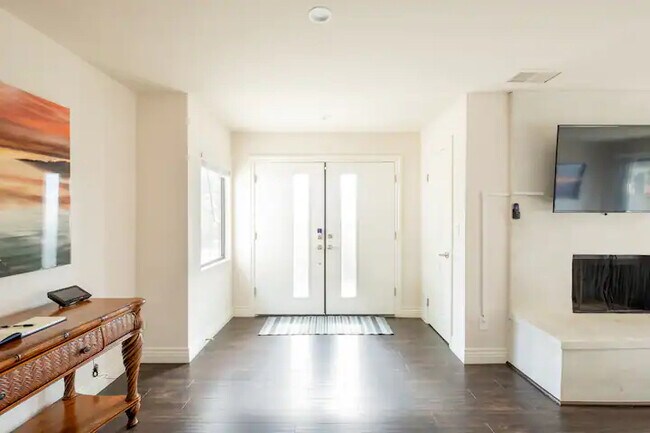 Foto del edificio - Hilltop 5BR Retreat w/ Sunset Views + Game Room