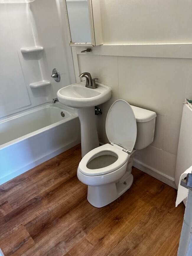 Foto del edificio - Partly Furnished 2 bedroom 1 bath Single Family Home