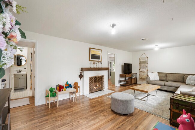 Foto del edificio - 5824 Hillcrest Dr SW