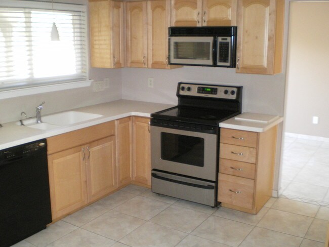 Building Photo - 6805 Gisele Dr NE