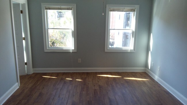 Building Photo - Downtown Apartment in the Commons