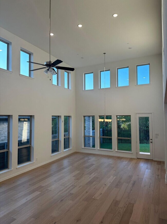 Building Photo - 613 Florence Trl