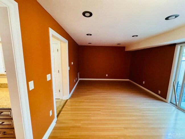 Building Photo - 4444 Sayre Dr