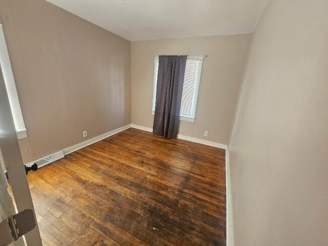 Foto del edificio - 1205 E 13th St