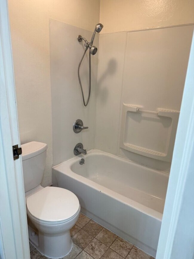 Building Photo - Great One Bedroom Condo Monterey