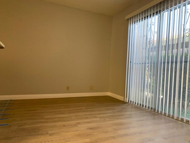 Foto del edificio - Community Pool and Spa. 2 Story, 2 Bedrooms, All Bedroom upstairs. New remodel kitchen with white...