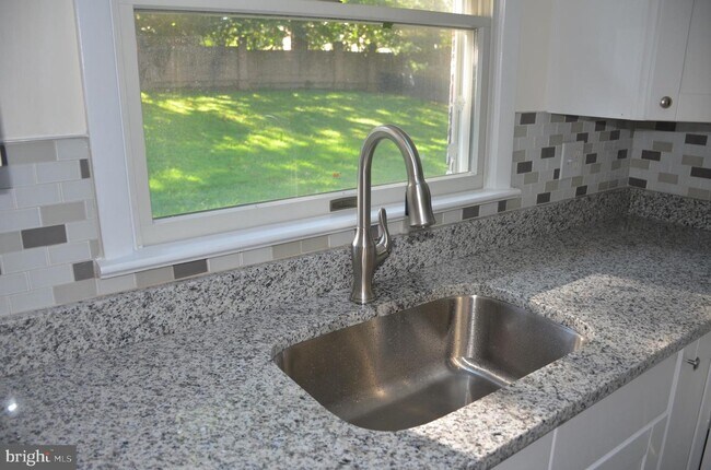 Foto del edificio - 1446 Mayflower Dr