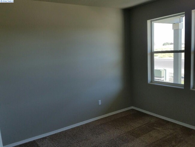 Building Photo - Newer Hayden Home