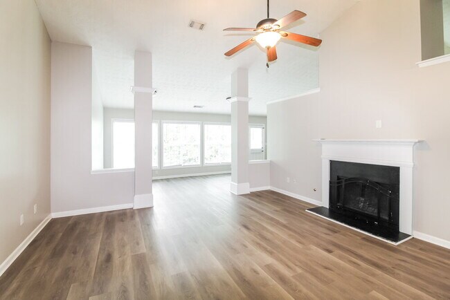 Foto del edificio - 320 Ballyshannon Dr