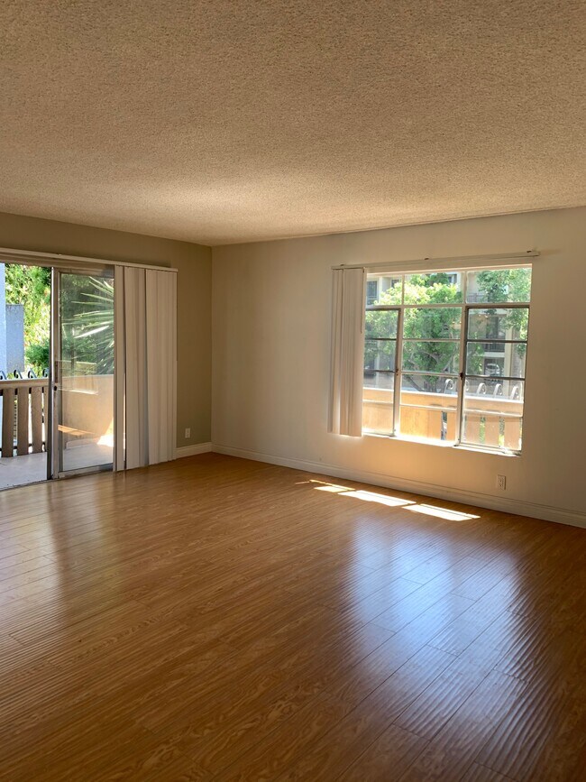 Building Photo - 3752 Mentone Ave