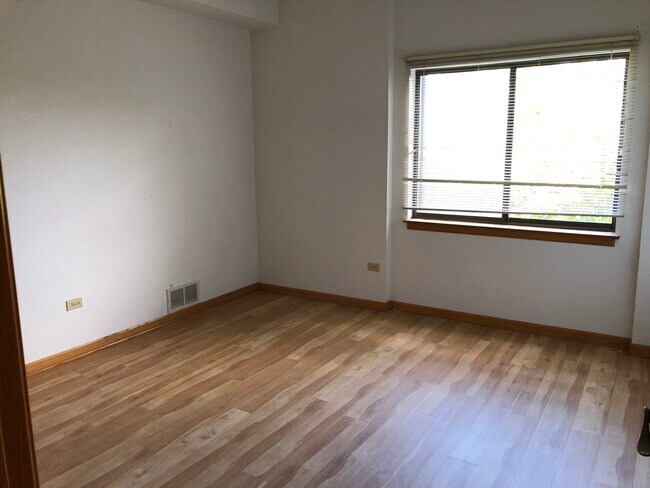 Foto del edificio - 1113 E Division St