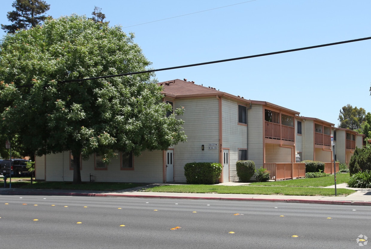 Primary Photo - Spartan Manor