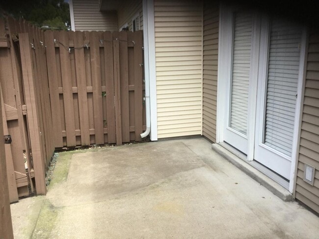 Fenced Back Patio - 2015B Beech Avenue