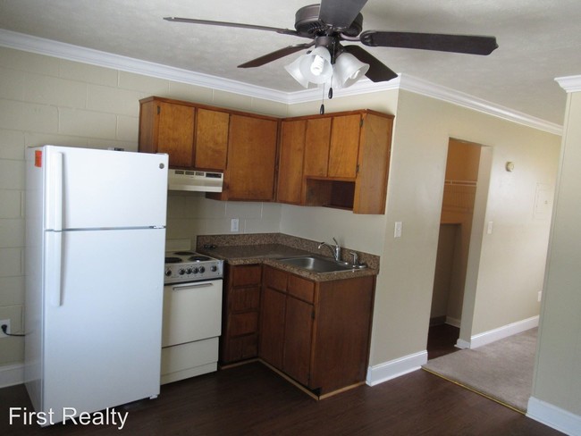 Foto del edificio - 1 br, 1 bath Apartment - 159 N. Donahue Dr.