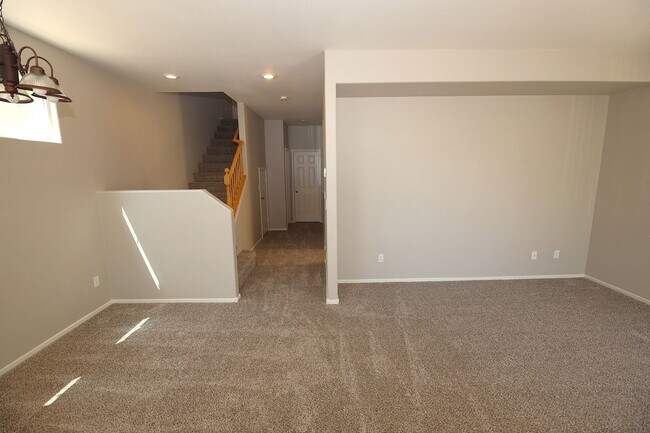 Foto del edificio - CLASSIC AND MOVE-IN READY 2 STORY HOME IN NORTH LAS VEGAS - 89031