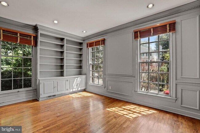 Building Photo - 4925 Weaver Terrace NW