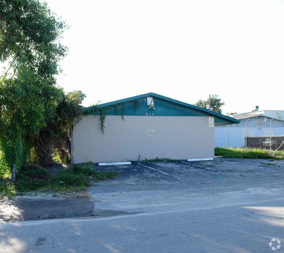 Building Photo - 816-824 NW 1st Ave