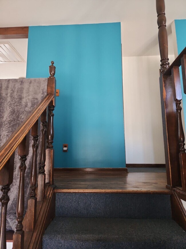 Parte superior de las escaleras que llevan al apartamento de arriba. - 2116 Thaler Ave