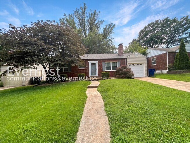 Building Photo - 2 Bed, 1.5 Bath Home with Attached Garage / Available Now!