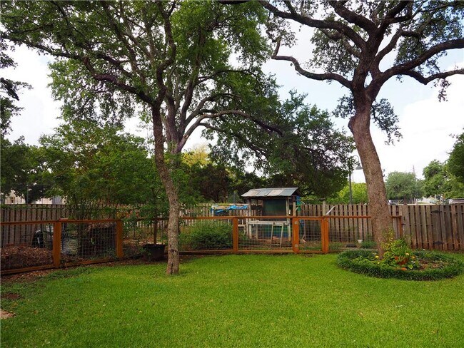 Building Photo - 1304 Silver Hill Dr
