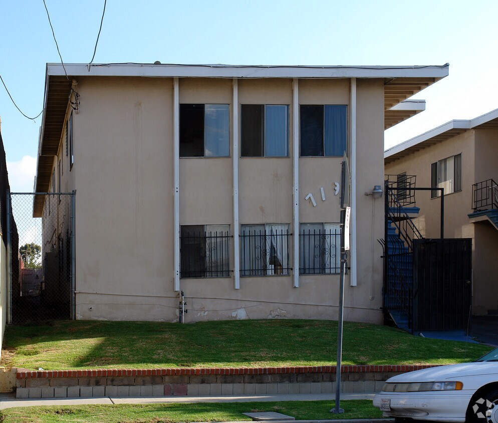 Building Photo - 711-719 W Beach Ave