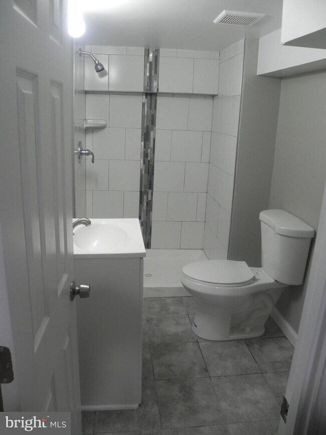 Building Photo - 1205 James St