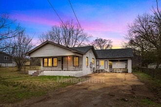 Building Photo - 2419 Circle Dr