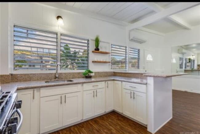Kitchen overlooks hilltops of Kalihi and Rainbows! - 1629 Kino St