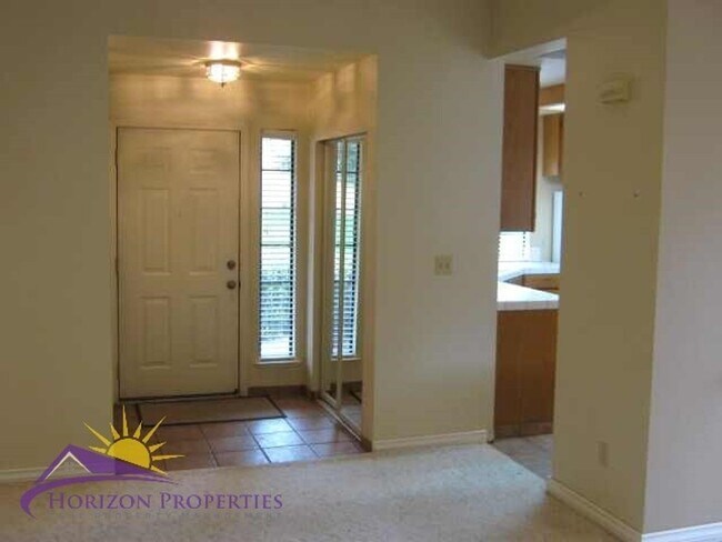 Foto del edificio - Open 2 Bed 2 Bath Natomas Duplex Unit