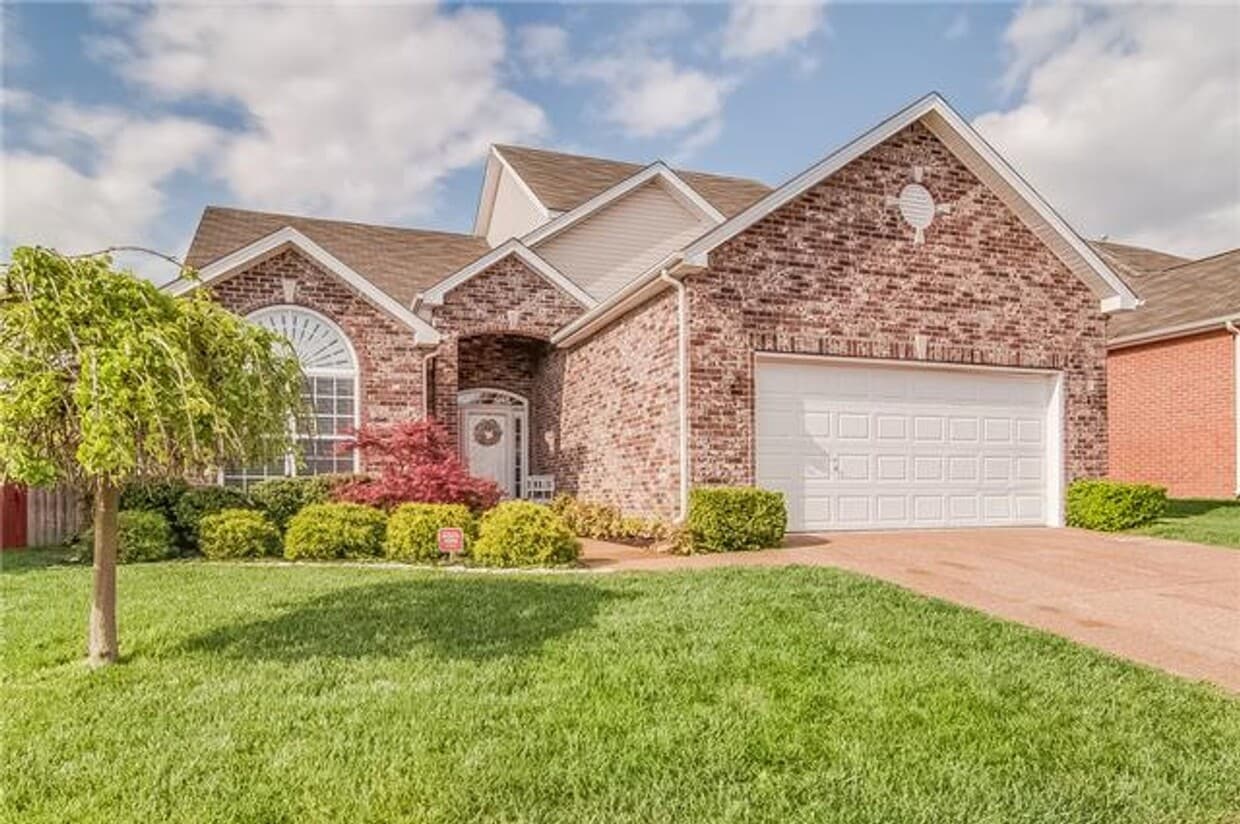 Primary Photo - Spacious home in Brentwood