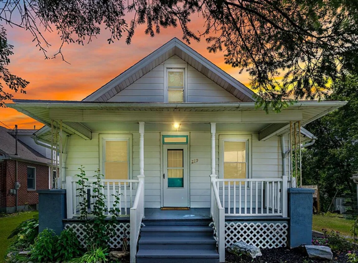 Foto principal - Coming Soon - Charming 3 Bedroom, 1.5 Bath...