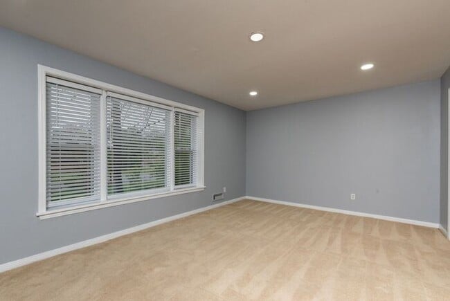 Building Photo - Beautiful Quad-level 4/5 bedroom, 2.5 bath...