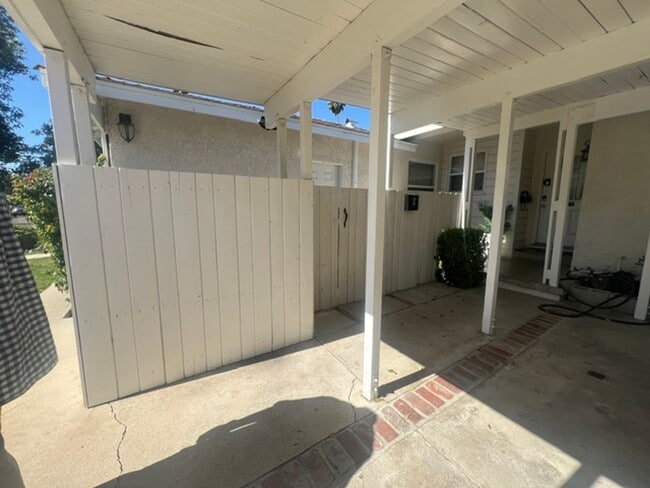 Building Photo - Charming Winnetka Studio (ADU)! Laundry In Unit!
