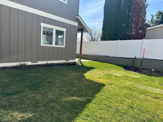 Foto del edificio - 910 Poplar Ave