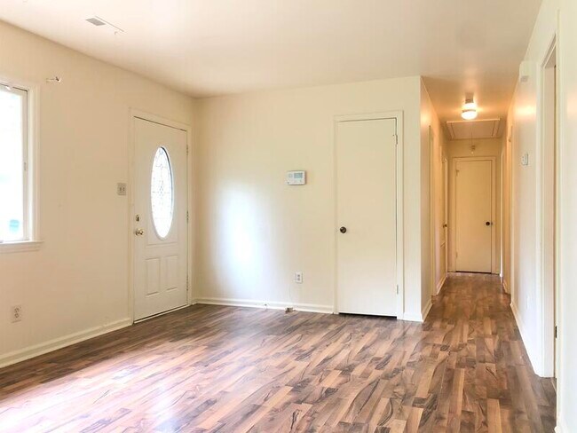 Building Photo - 3226 Cedarhurst Dr