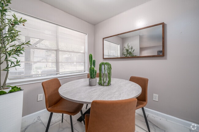 1BR, 1BA - 800SF - Dining Room - Sharpstown Garden