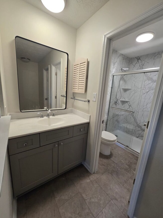 Building Photo - 206 Viking Dr
