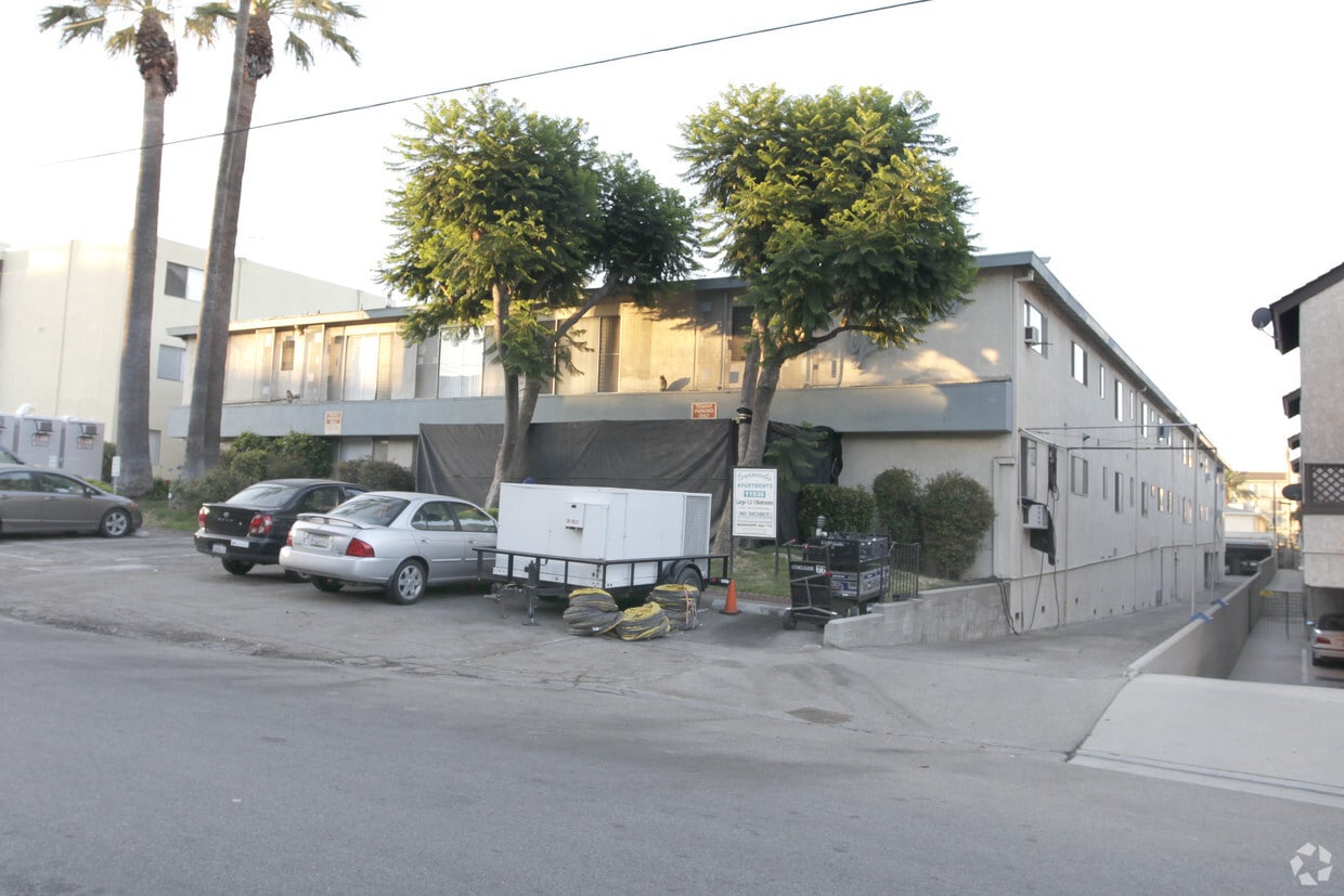 Primary Photo - Granada Apartments