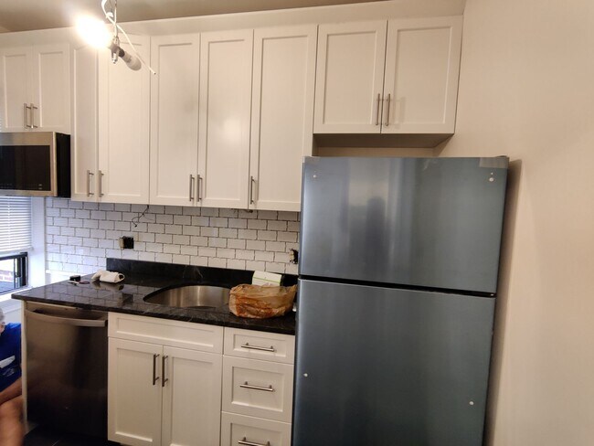 Foto del edificio - No Brokers Fee, No Security Deposit, Steps from the T Stop, Heat, Hot Water Included, Laundry is ...