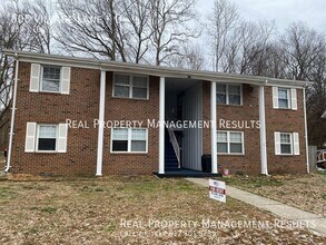 Building Photo - 606 Village Ln