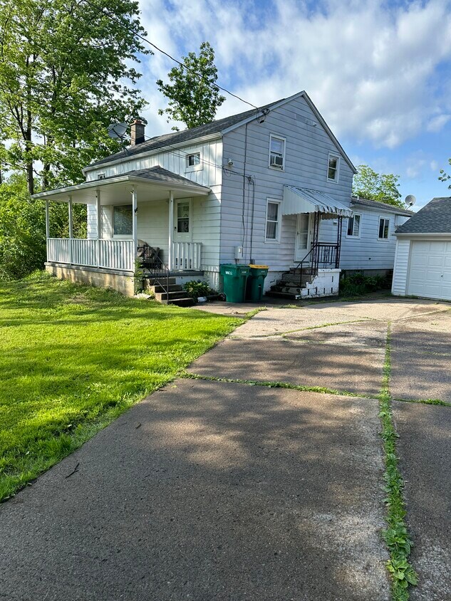 4056 Park Ave Unit 3Rear, Hamburg, NY 14075 Apartments in Hamburg