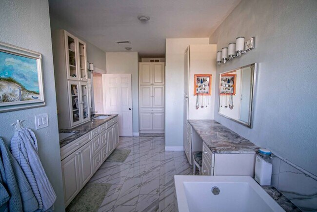 Primary Bath - 1805 Palm St