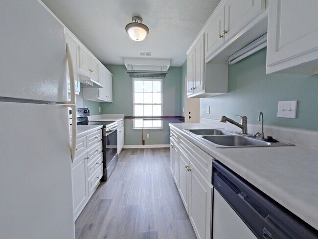 Foto del edificio - Updated 2 bed-2 bath townhome available NOW