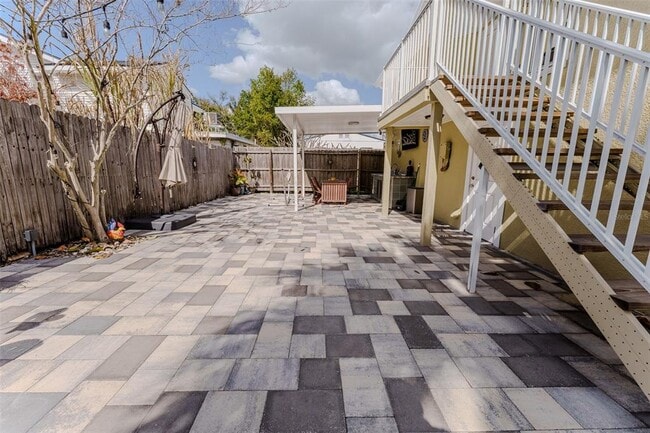 Building Photo - 203 W Crest Ave