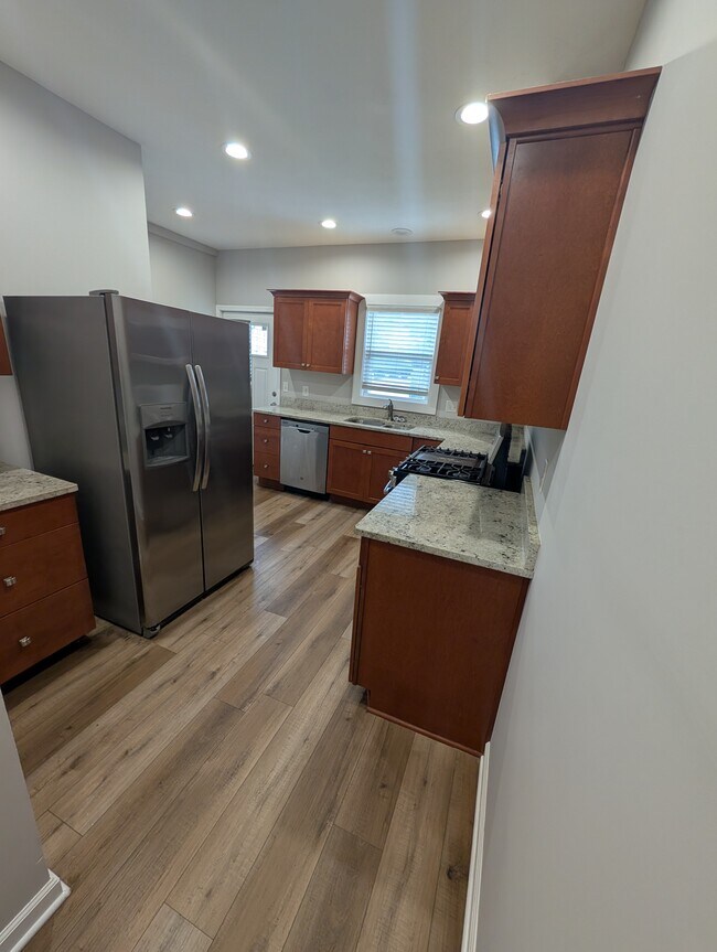 Foto del edificio - 2238 N Kenwood Ave