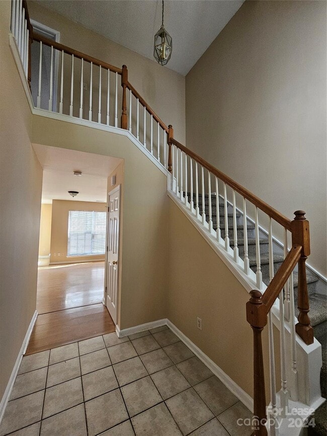 Building Photo - 3020 Fairglen Rd