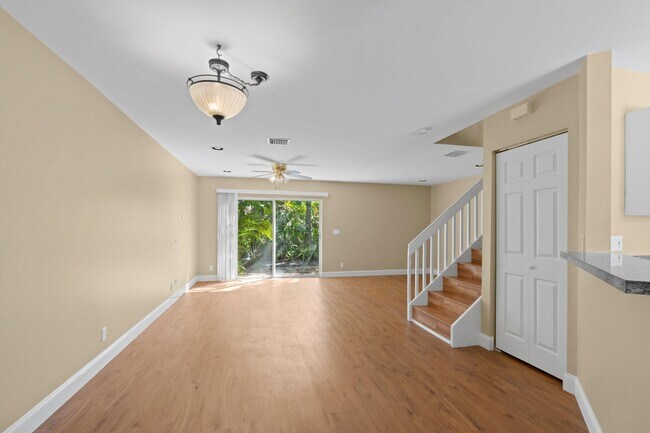 Building Photo - 1158 SW 44th Ave