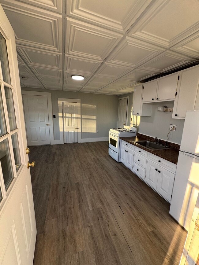 Building Photo - 30 Ledge St