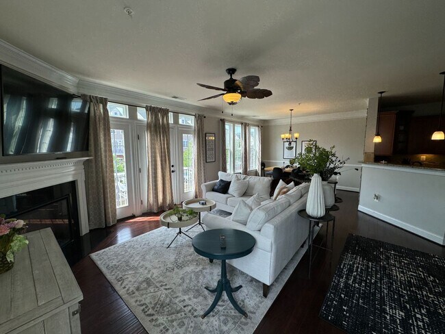 Building Photo - Stunning 3 Bed 2.5 Bath End Unit Townhome ...