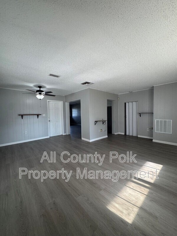 Building Photo - 1043 Pineview Pl